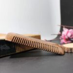 Peigne à barbe et cheveux en bois de santal vert, fait à la main, à dents fines et larges 4