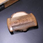 Peigne à barbe et cheveux en bois de santal vert, fait à la main, à dents fines et larges 2