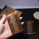 Peigne à barbe et cheveux en bois de santal vert, fait à la main, à dents fines et larges 3